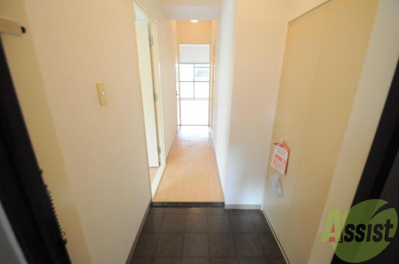 玄関　ズドーンと伸びる廊下ですっきりしています。