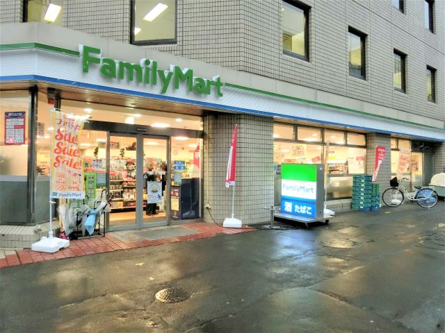 コンビニ　ファミリーマート（コンビニ）まで220m