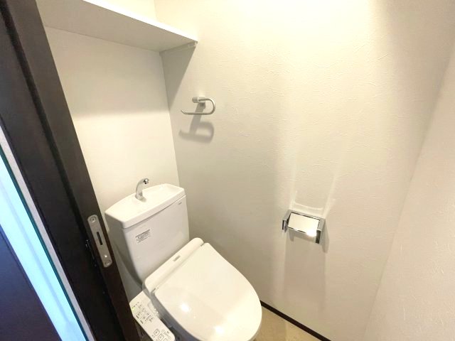 トイレ　イメージとして同建物他部屋を表示しています