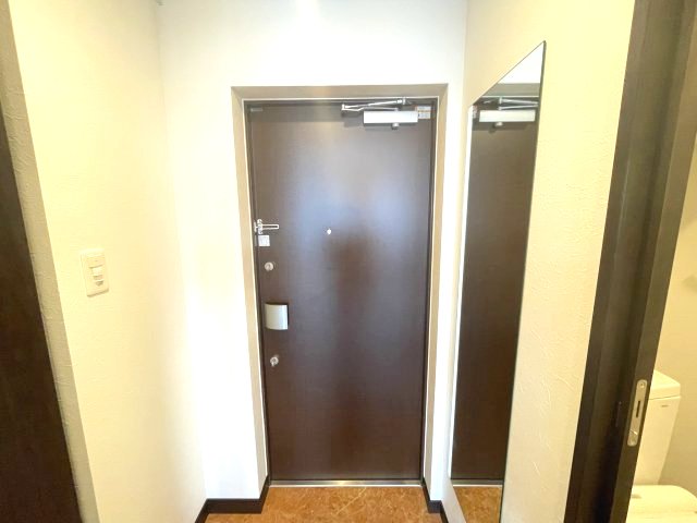 玄関　イメージとして同建物他部屋を表示しています