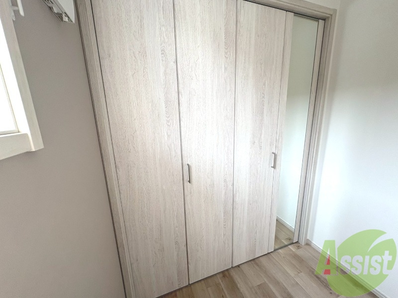 収納　お部屋にクローゼットがあるので収納にも便利ですね。