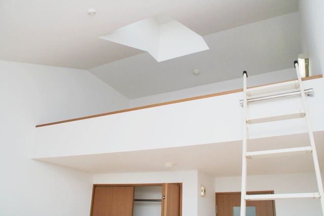 その他　【洋室】ロフト上部に採光用窓有
