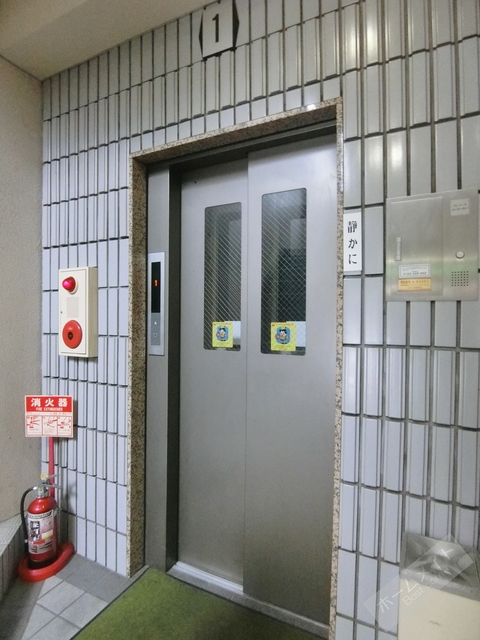 エントランス　エレベーター付き♪