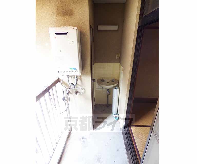 バルコニー　屋根が広くついているので、雨に濡れる心配はありません。