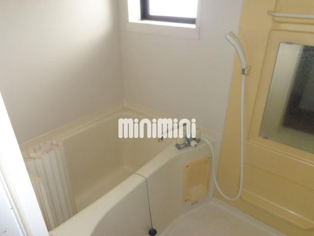 バス・シャワールーム　小窓と鏡の付いたバスルーム。一日の疲れを癒しましょう。