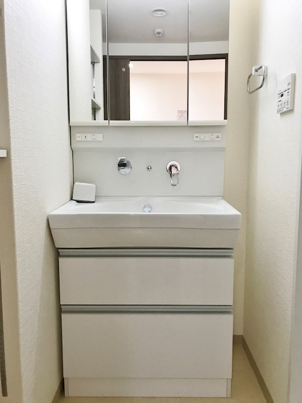 洗面設備　三面鏡付き洗面化粧台！収納も多数あり♪