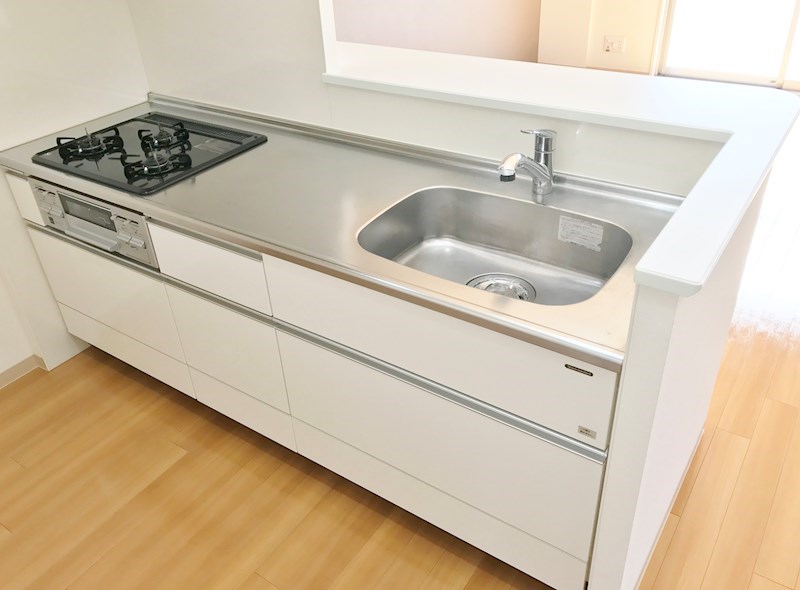 キッチン　システムキッチンも付いていて、キッチンスペースも広い！奥様に