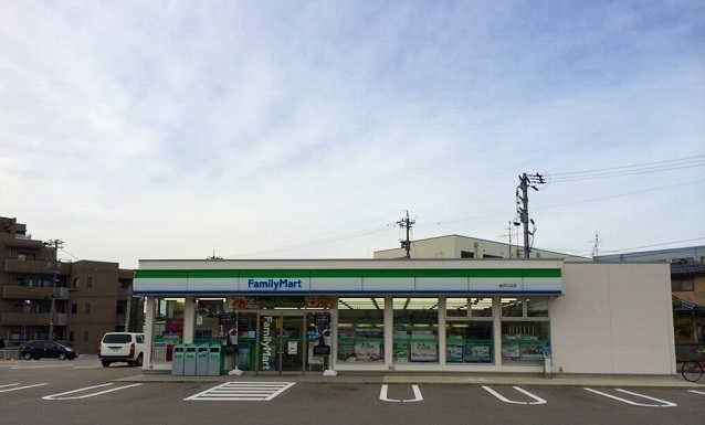 コンビニ　ファミリーマート（コンビニ）まで750m