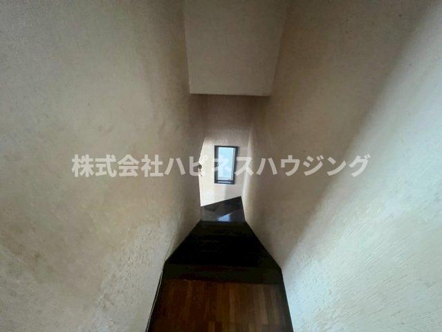 その他部屋・スペース　天井以外クロス張替え、床クリーニング。