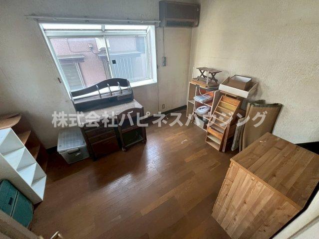 居室・リビング　天井以外クロス張替え、床クリーニング。