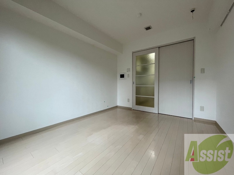 その他部屋・スペース　寝室はこちらです。光が差し込む、温かみのあるお部屋です。