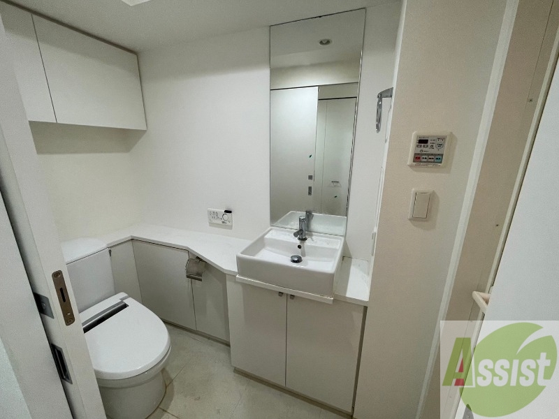 洗面設備　大きくて使いやすそうな独立洗面台になっています。