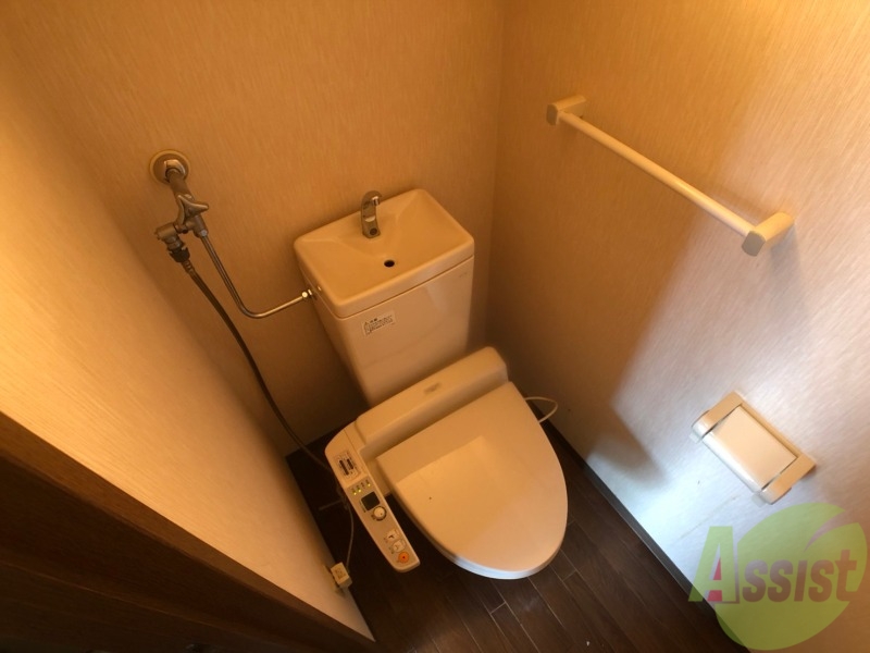 トイレ　ウォシュレット機能がついたトイレです。安心して使用できます。