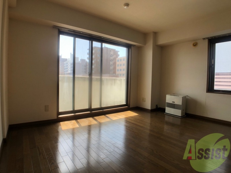 居室・リビング　９帖の洋室です。広々として、きれいですね。