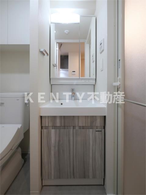 洗面設備　明るい洗面所です