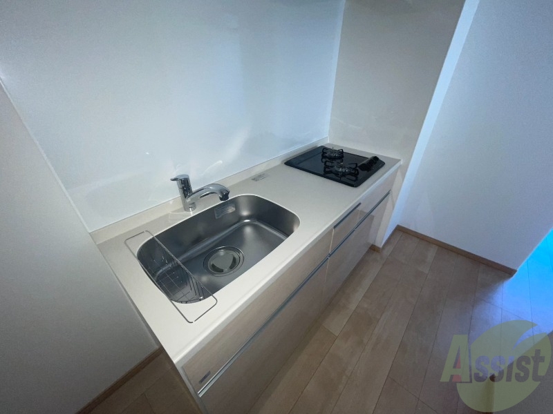 キッチン　キッチンはガスのシステムキッチンになっております。