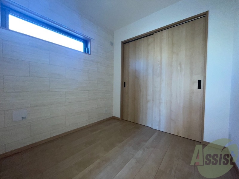 その他部屋・スペース　洋室は３帖。寝室として活用するには充分な広さですね。