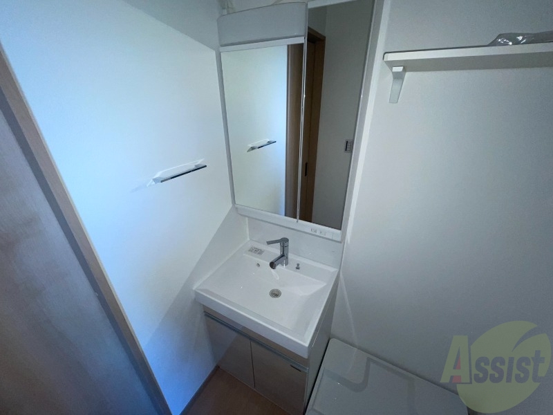 洗面設備　独立洗面台があるので朝の身支度が楽になりますね。