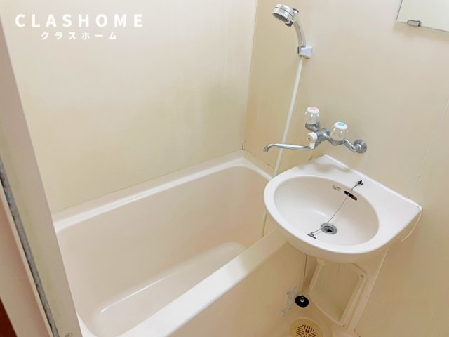 洗面設備　同物件の別部屋になります。