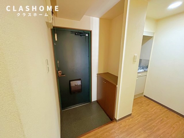 玄関　同物件の別部屋になります。