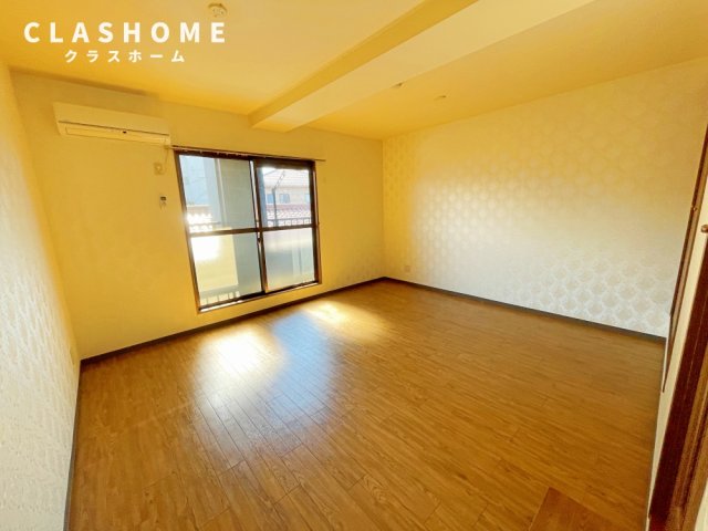 居室・リビング　同物件の別部屋になります。