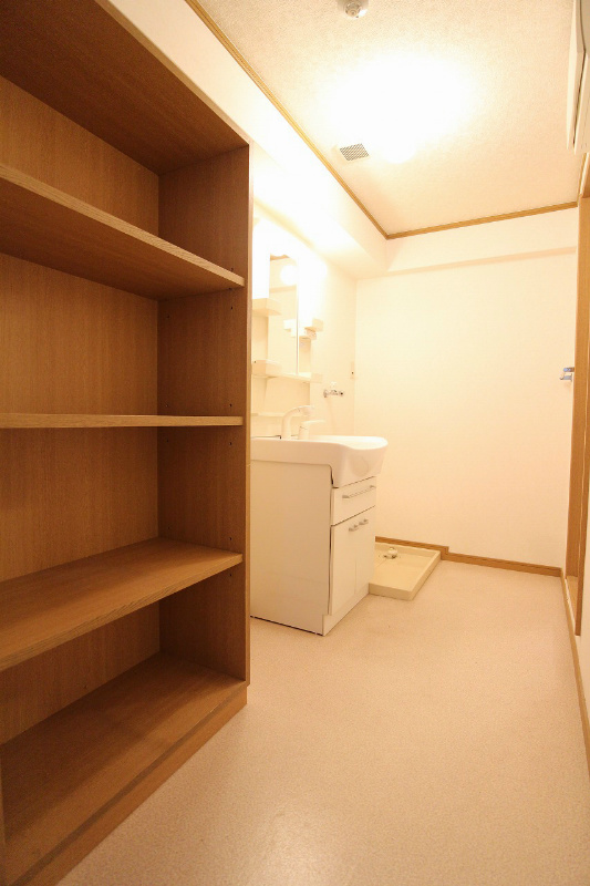 洗面設備　嬉しい収納棚付きの脱衣所♪