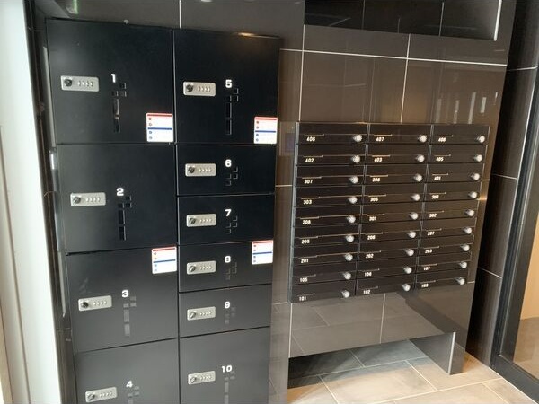 エントランス　エントランスには宅配ボックス完備で安心♪