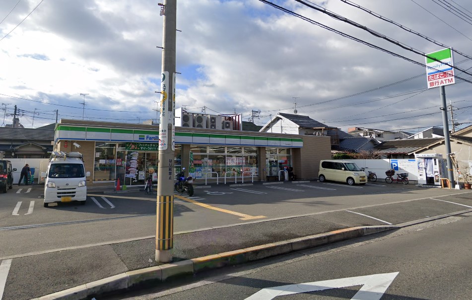 コンビニ　ファミリーマート 八尾山城町店（コンビニ）まで394m