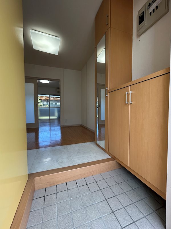 玄関　■写真は102号室