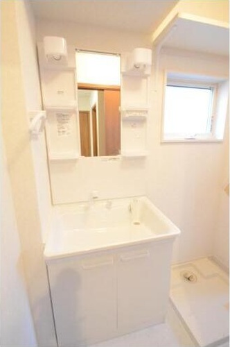 洗面設備　朝の身支度に便利な独立洗面台！