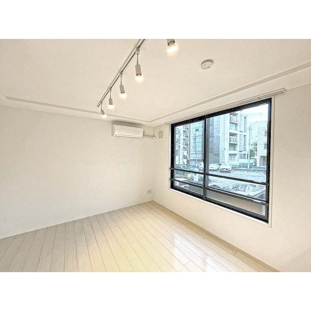 その他部屋・スペース　隣は駐車場なので解放感あり。