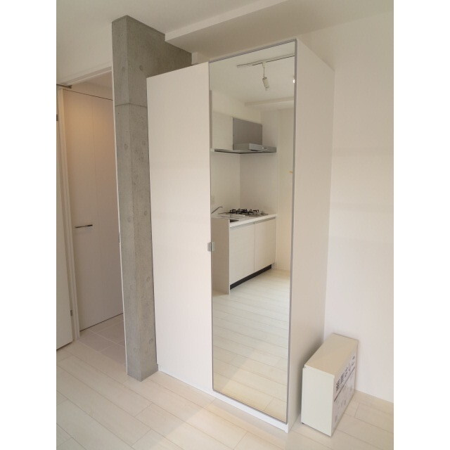 収納　便利な全身ミラー付き収納