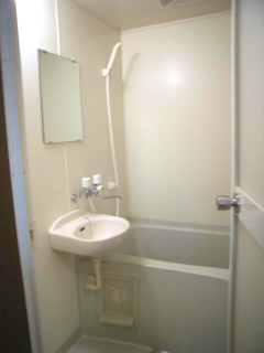 バス・シャワールーム　コンパクトで使いやすいお風呂です