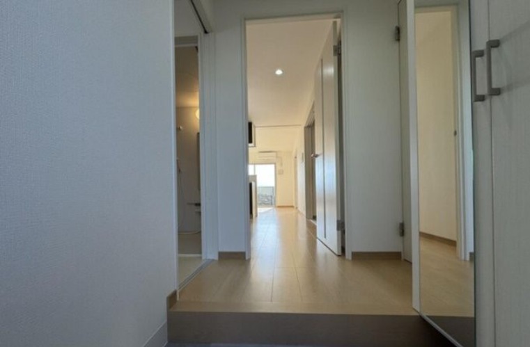 玄関　天井高のシューズボックス付きの玄関です