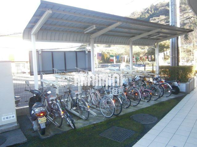 その他共有部分　駐輪場スペースは屋根付きです。