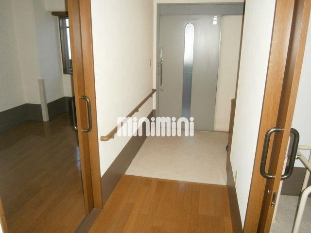 玄関　室内写真は同タイプの別の部屋です。