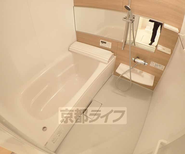 バス・シャワールーム　とても大きな浴槽です。