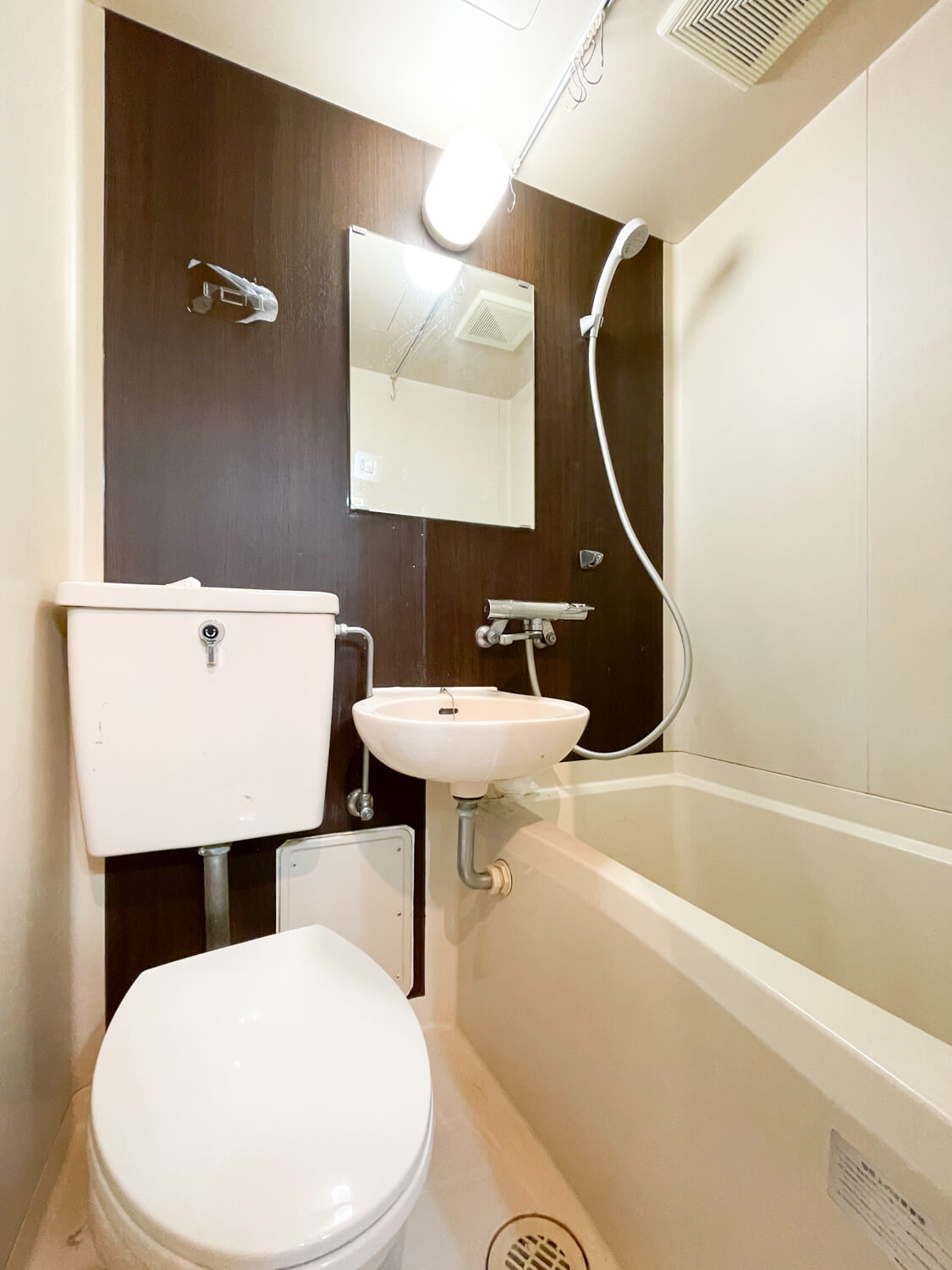 バス・シャワールーム　※写真は103号室です。