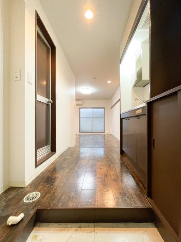 玄関　※写真は103号室です。