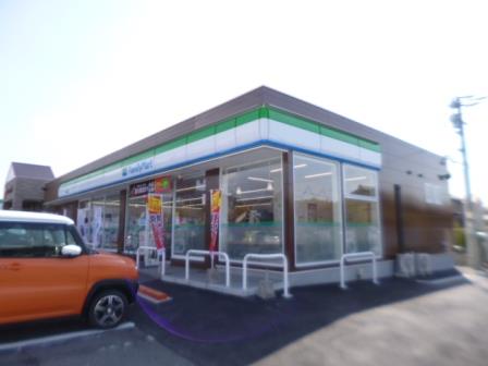 コンビニ　ファミリーマート伊勢楠部店（コンビニ）まで882m