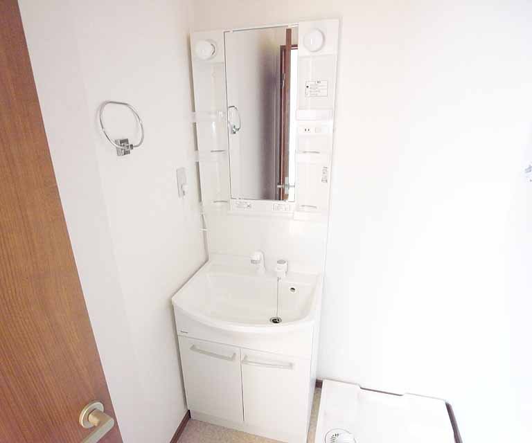 洗面設備　シャンプードレッサーつきの独立洗面台。