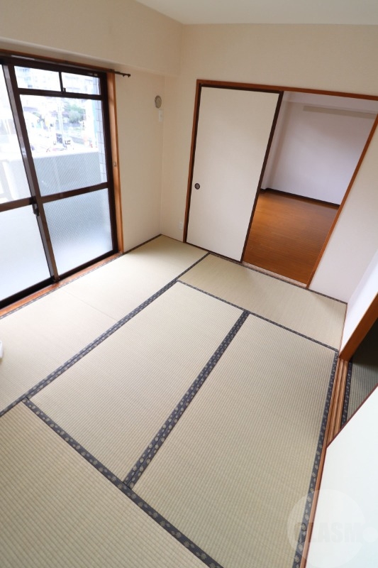 その他設備　バルコニー側の６帖の和室です