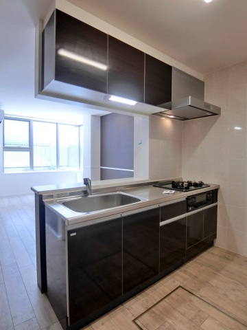 キッチン　3口ガスコンロとグリル付きの対面式システムキッチン