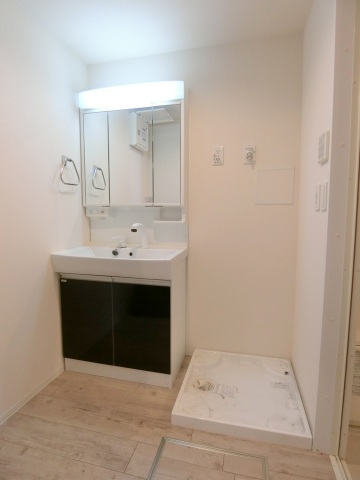 洗面設備　シャンドレ付き洗面化粧台と室内洗濯機置き場