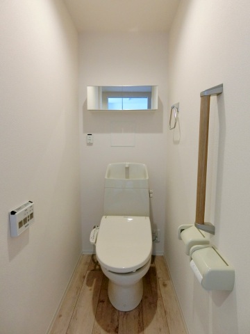 トイレ　扉開けたら自動でカバー開く温水洗浄暖房便座付き