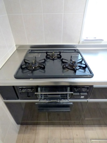 キッチン　3口ガスコンロとグリル付き