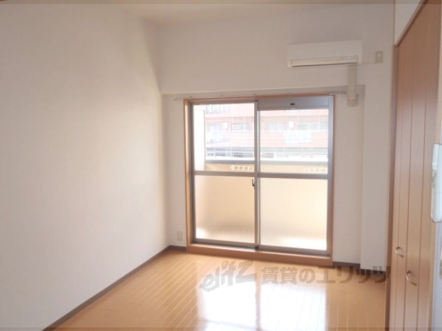 居室・リビング　日差しのよく入る、暖かい洋室です