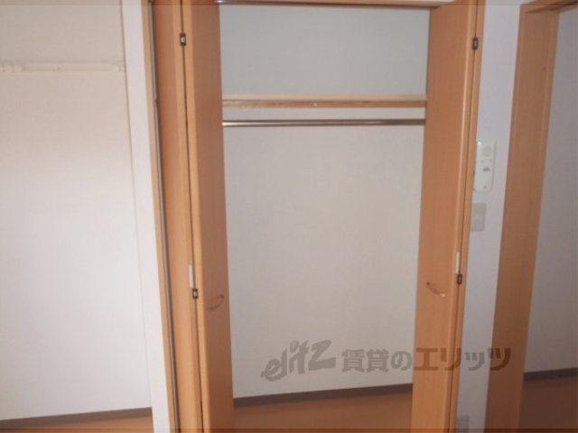 収納　日差しのよく入る、暖かい洋室です