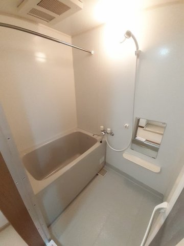 バス・シャワールーム　コンパクトで使いやすいお風呂です