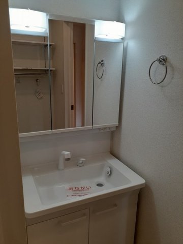 洗面設備　明るい洗面所です
